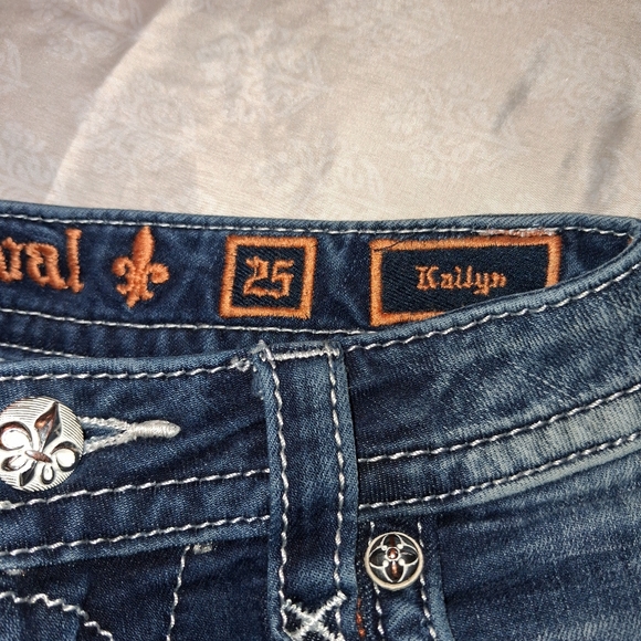 Rock Revival Distressed Capri - Picture 4 of 5